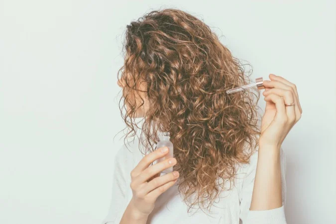 Cheveux bouclés avec des produits capillaires naturels