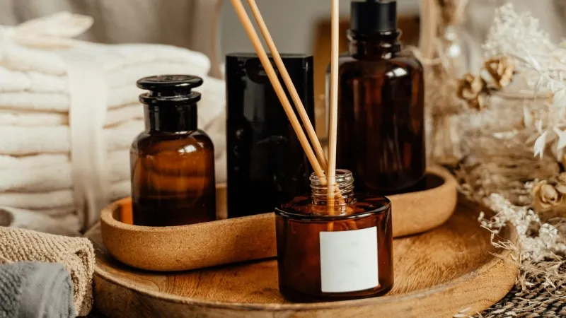 Diffuseur d'huiles essentielles en fonctionnement dans une pièce zen