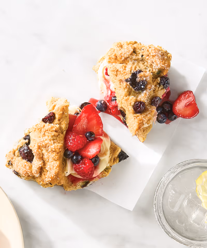 Shortcake aux baies macérées et crème fouettée