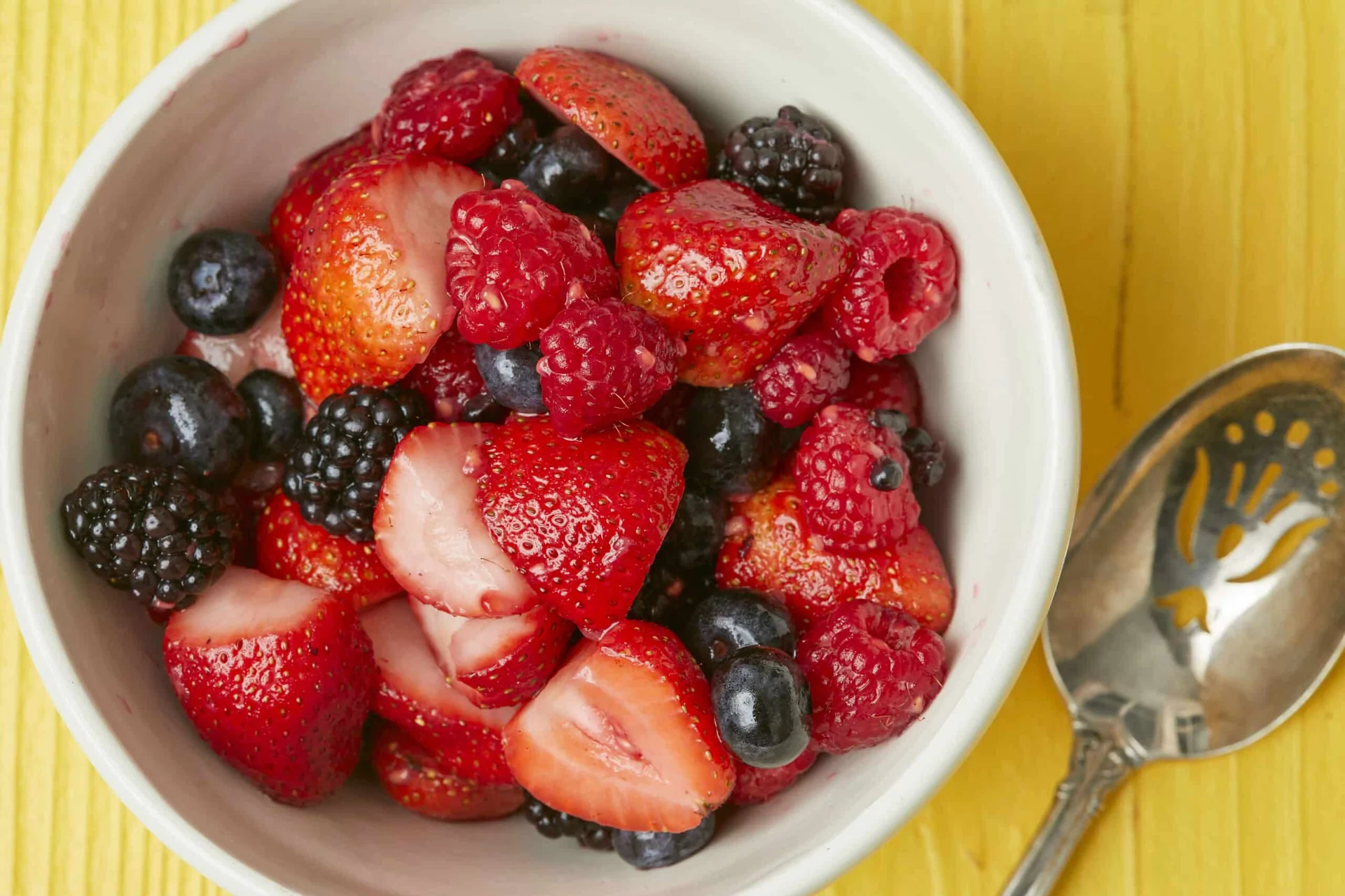 Bol de fruits rouges macérés avec un sirop naturel brillant