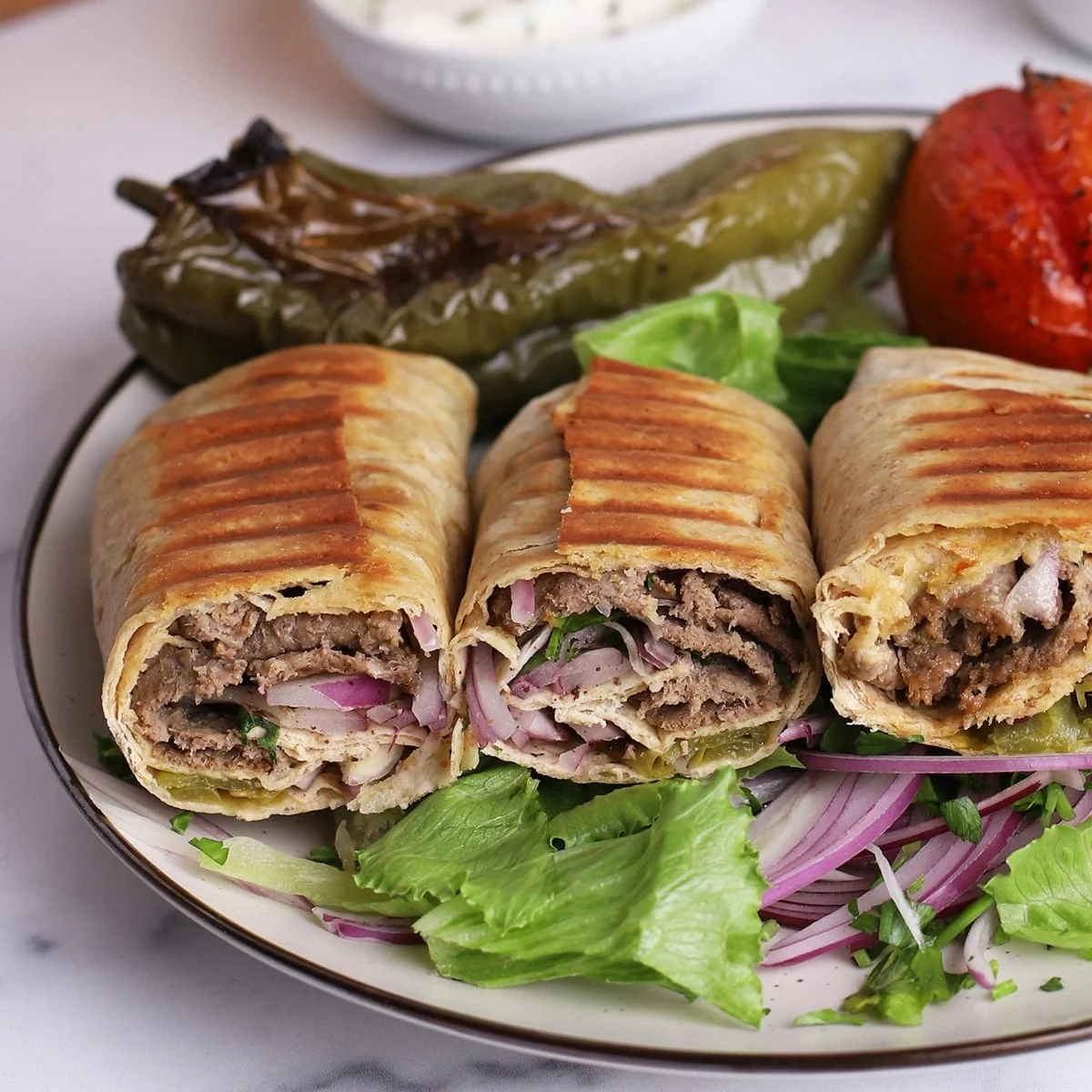 Différents styles de kebab shawarma et gyros servis sur une planche