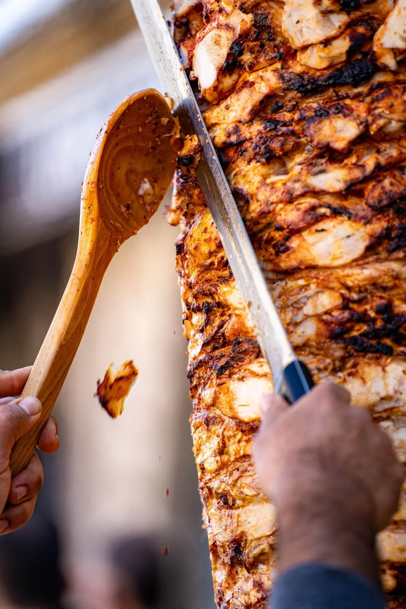 Mélange d'épices authentique pour kebab dans un bol en bois