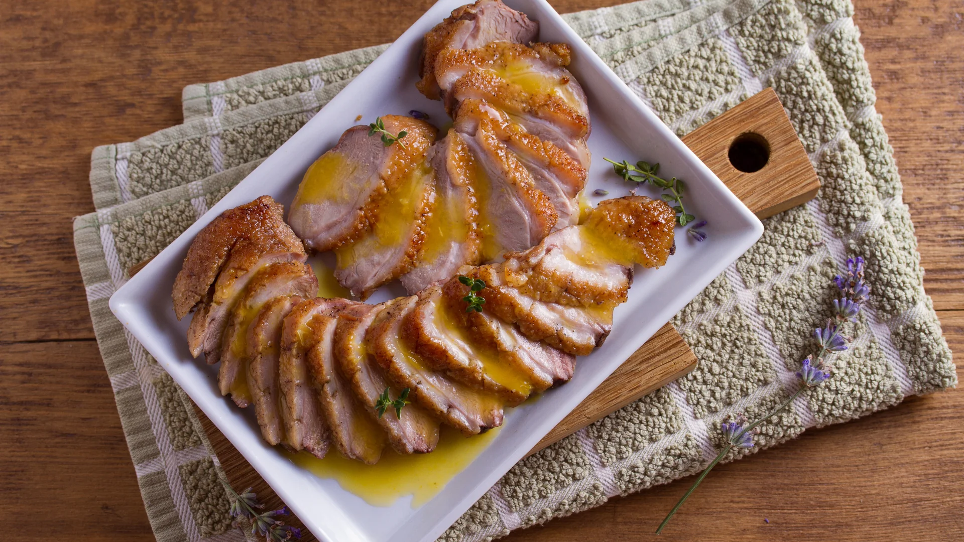 Magret de canard laqué au miel avec une peau croustillante et dorée