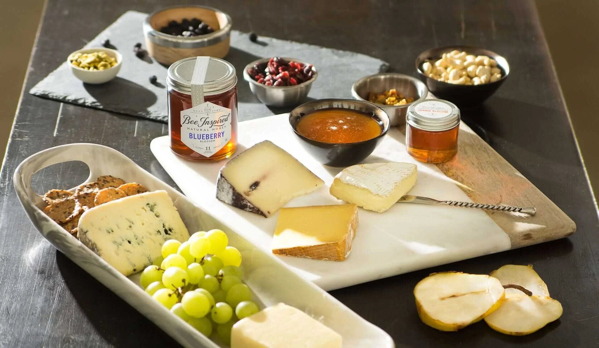 Plateau de fromages assortis servi avec du miel et des noix