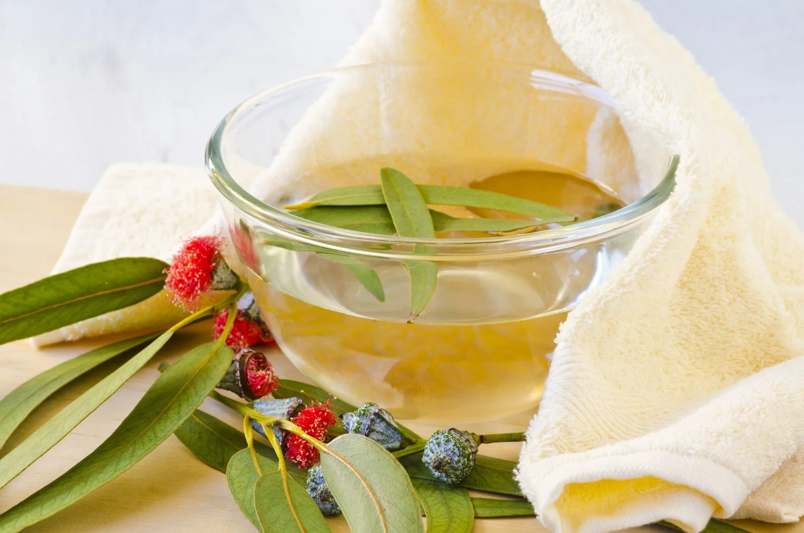 Tasse de thé au romarin fumante sur une table en bois rustique
