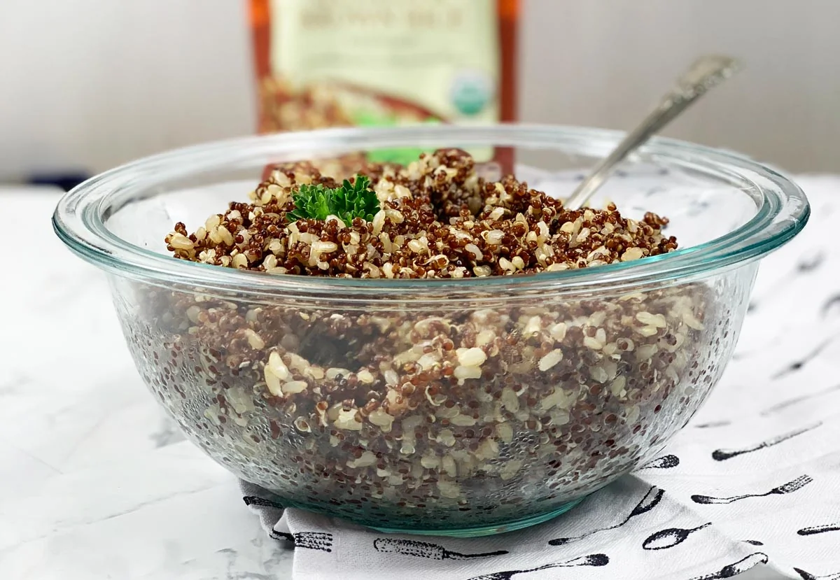 Grains de quinoa et de riz sauvage crus pour une nutrition dense