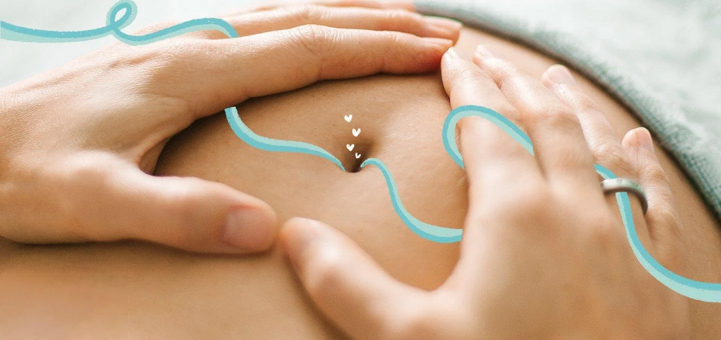 Massage du ventre avec de l'huile essentielle de mandarine pour soulager la digestion.