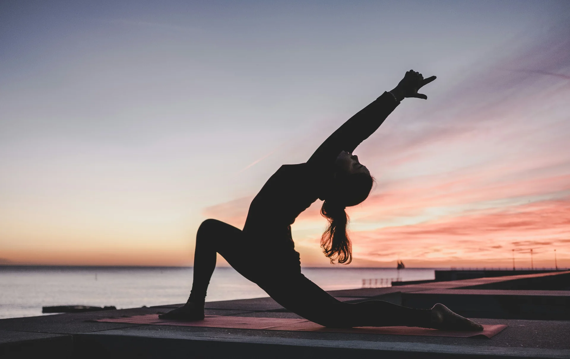 Massage articulaire avec une huile essentielle anti-inflammatoire diluée